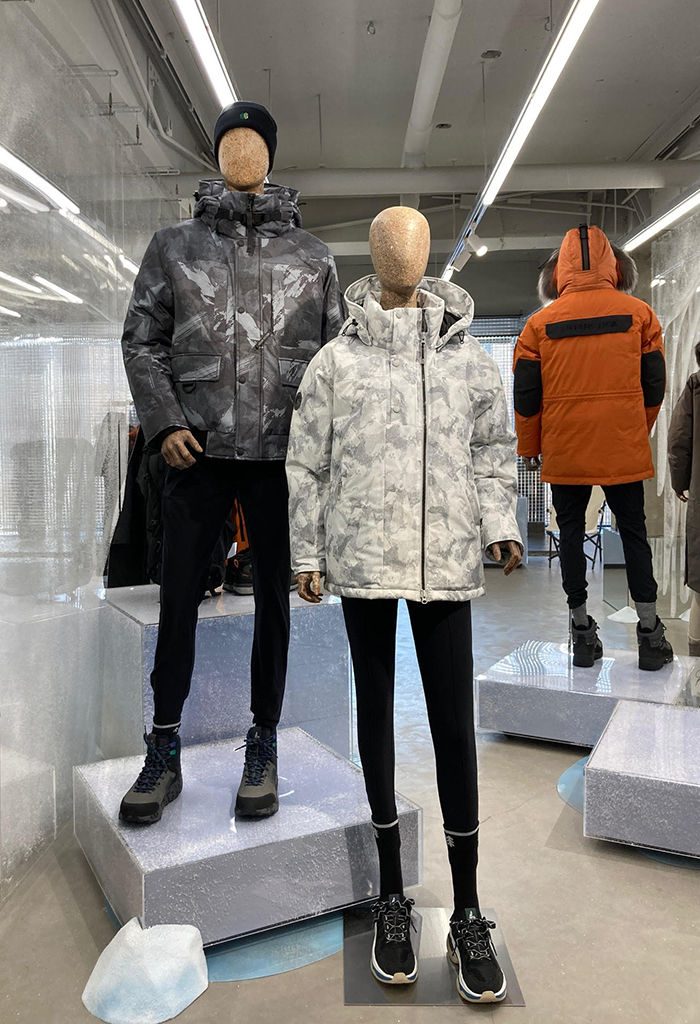 '코오롱스포츠'가 지브이엠과 톱밥을 활용해 개발한 친환경 마네킹