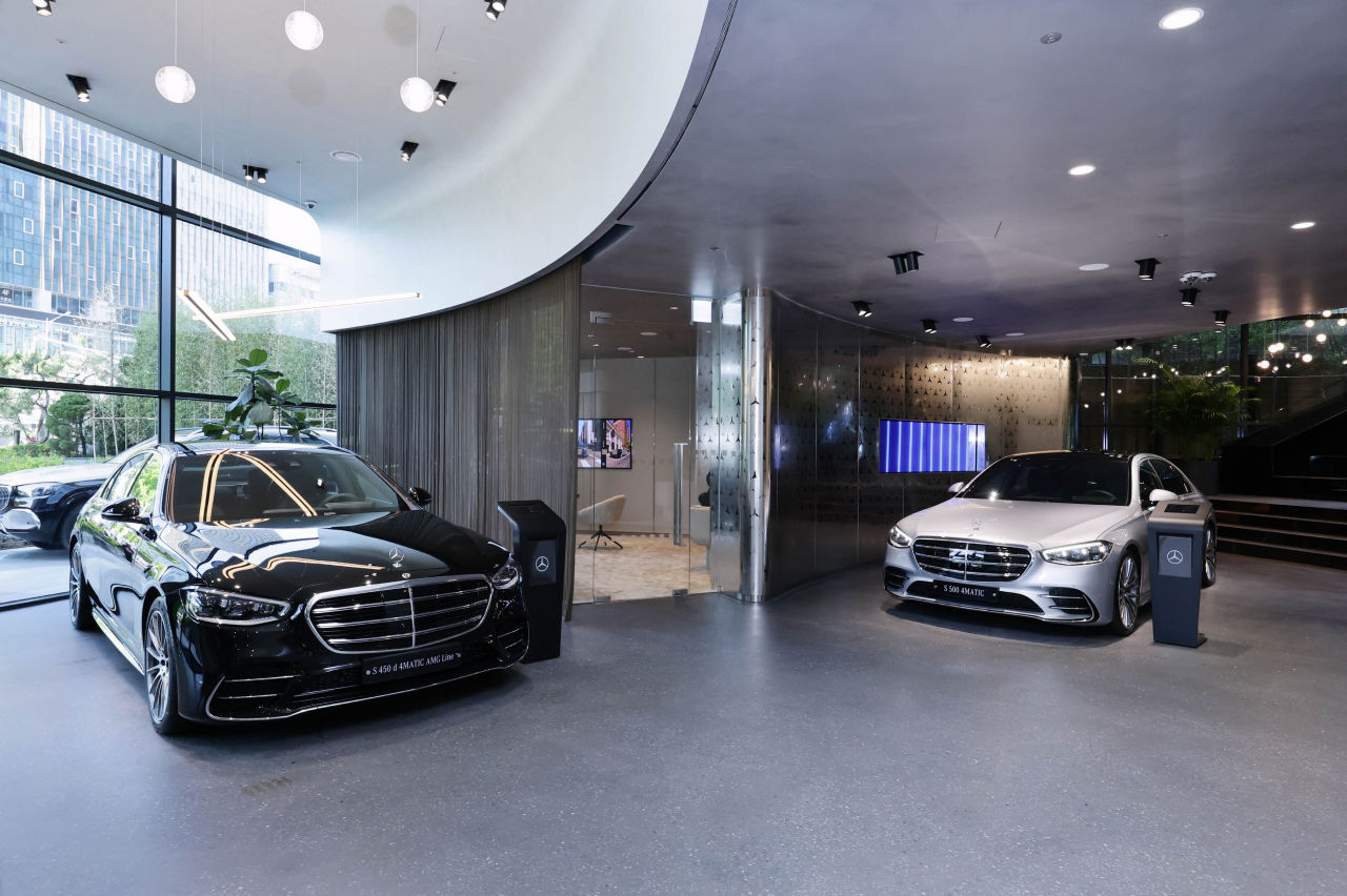 1층 &lsquo;메르세데스-벤츠 S-Class&rsquo; 전시  공간