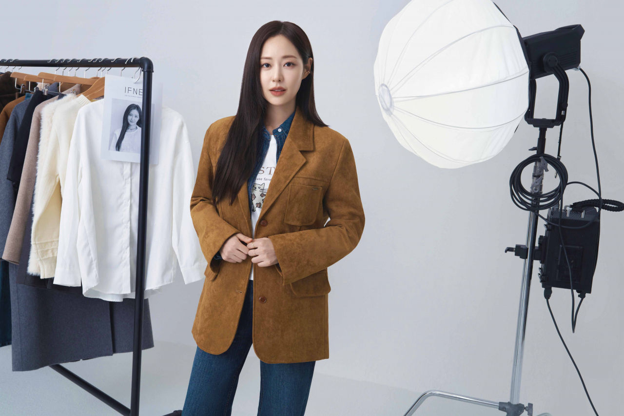 이프네X신슬기 2026 FW 가을 컬렉션 화보. 사진=패션랜드