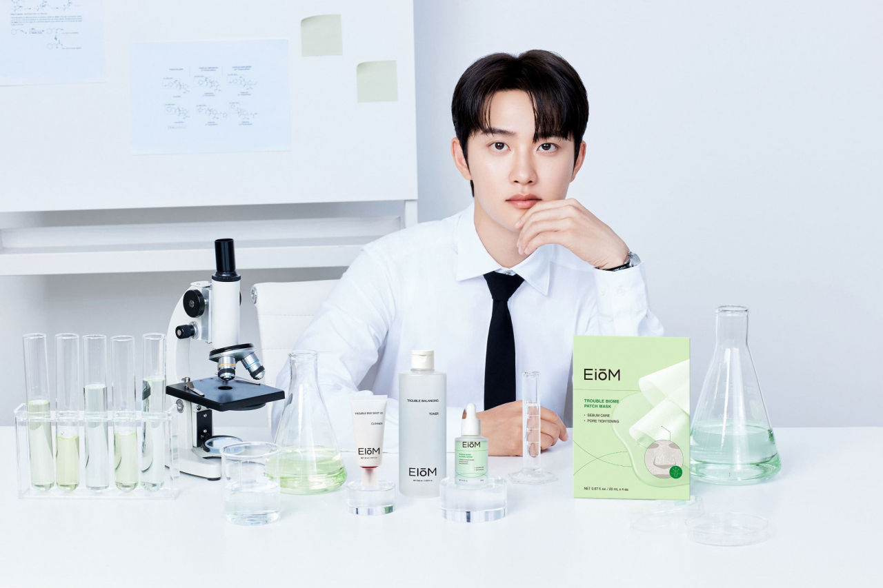 이옴의 새로운 브랜드 모델로 발탁된 가수 겸 배우 도경수